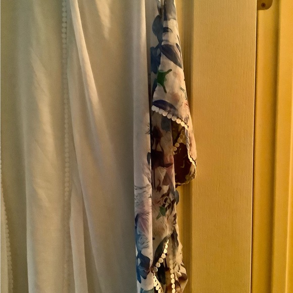 Coverup light weight sheer white w flowers 🌺 size OS lined with dots ope - Picture 10 of 16